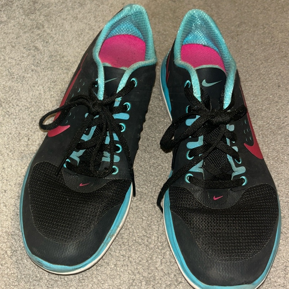 Nike tennis shoes size 8